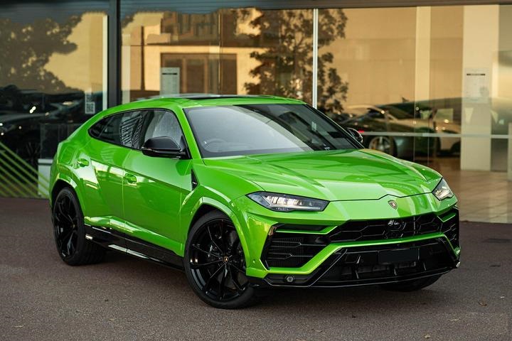 Lamborghini Urus Petrol