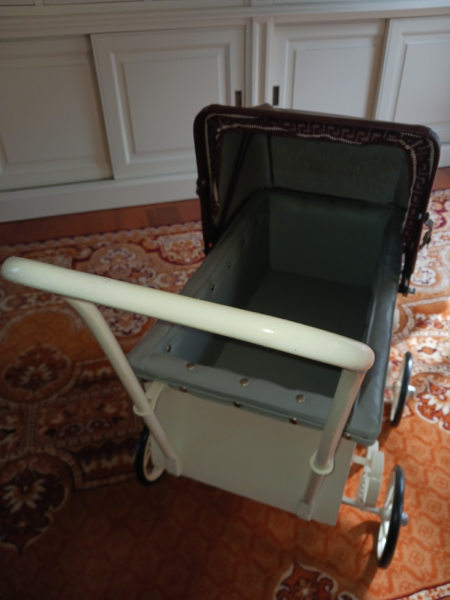 Beautiful Dolls Pram EC