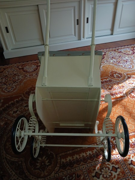Beautiful Dolls Pram EC