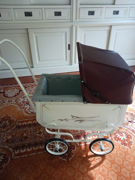 Beautiful Dolls Pram EC